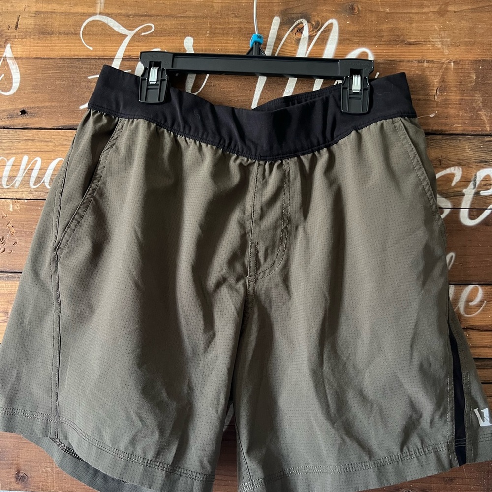 Vuori Men's Black and Brown Athletic Shorts